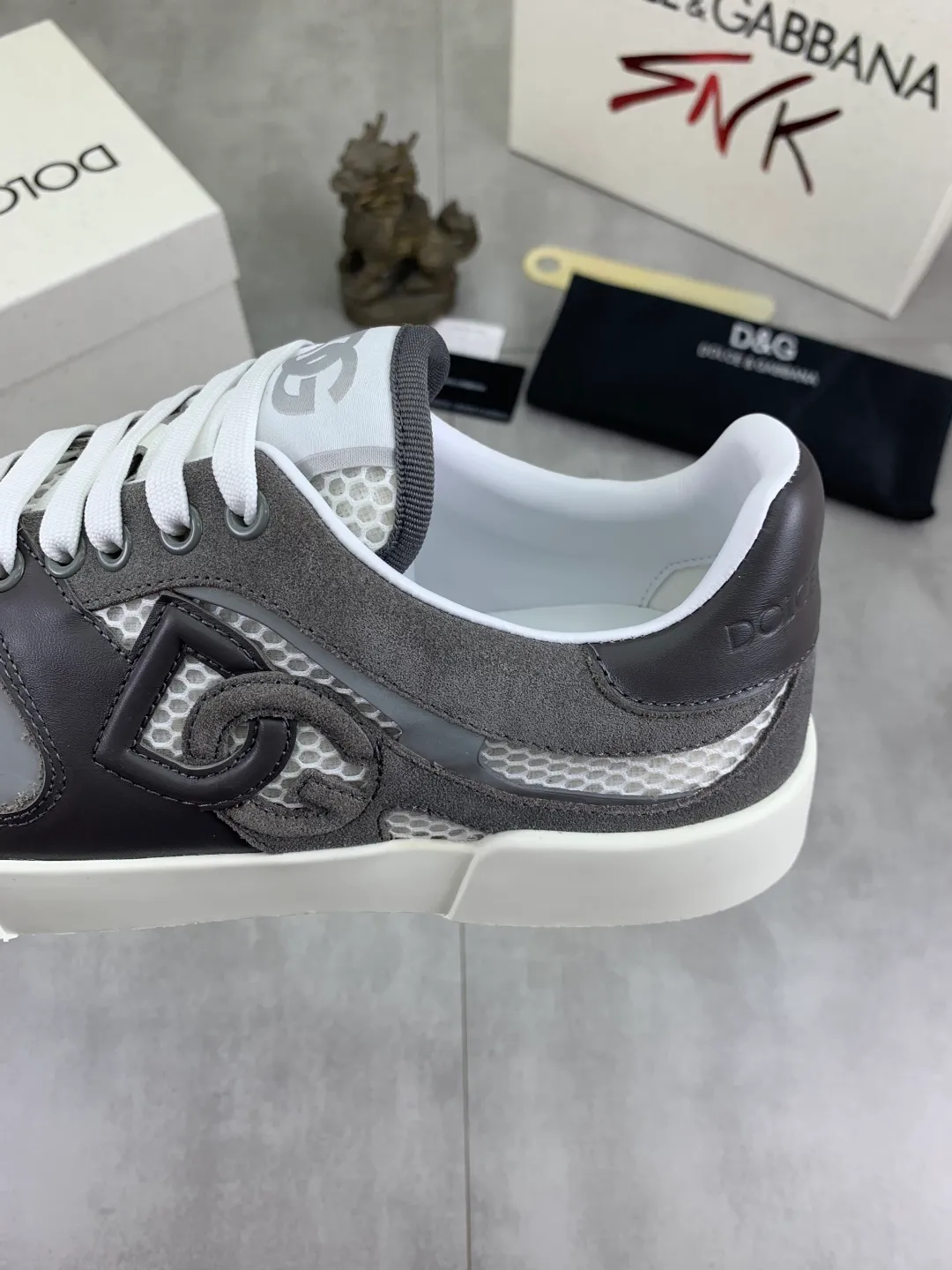 Men's shoes 💰P542💰 [New model] The latest hot style, top original quality, the official website is synchronized with "DOLCE&GABBANA [Dolce & Gabbana] ~ High quality." The effect is low-top casual DG men's shoes, loved by many celebrities, using high-end imported first-layer frosted calfskin with punched logo design + cowhide feet, simple and elegant, perfectly interpreting the latest inspiration for shoes, integrating classics and fashion. Luxurious dream, dominating fashion Suitable for drivers, light and comfortable to drive, light and breathable for outdoor travel, high-end quality, trustworthy, 4️⃣colors🉑️ to choose from! Code number: 38-46
